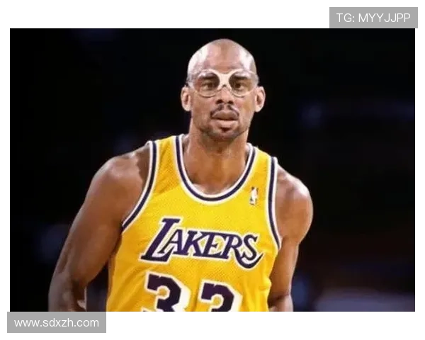 卡里姆·阿布杜尔-贾巴尔高效篮下进攻拉开队内内线差距